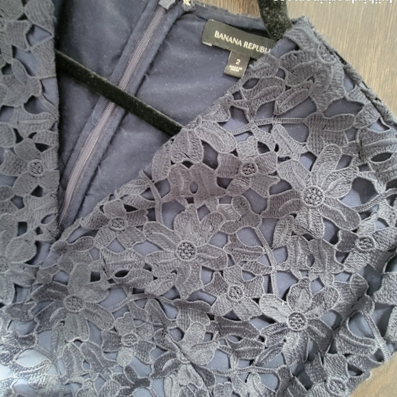 Navy lace dress Banana Republic size 2 US - Picture 3 of 3